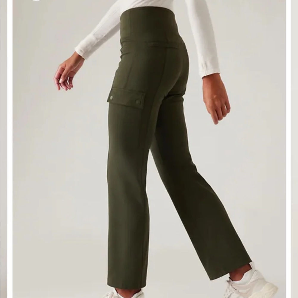 Athleta Delancey Straight Leg Cargo Pants in Green High Rise